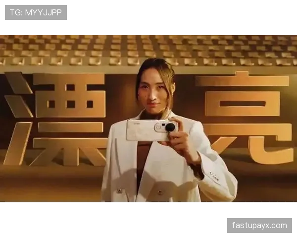 郑钦文随手一张街拍，感觉自己像误闯了奢侈品发布会的散场观众